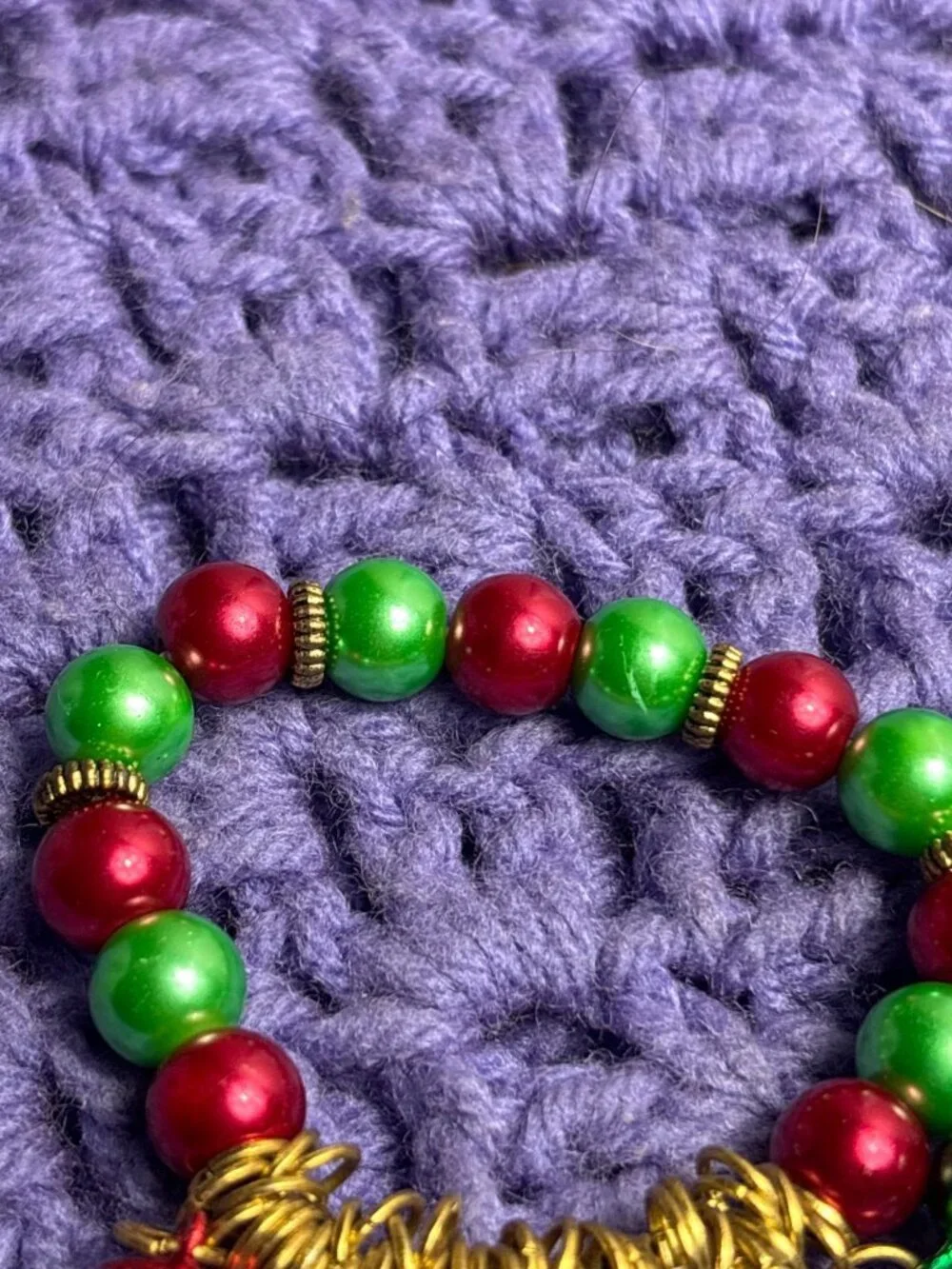 Vtg Jingle Bells Christmas Holiday Charm Bracelet Red Green Goldtone Beaded Tree